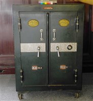 藏品(「遠東鐵櫃鋼鐵廠」製保險櫃)的圖片